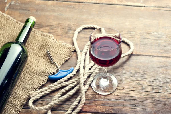 Vinho Tinto Vidro Contra Fundo Madeira — Fotografia de Stock