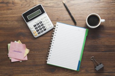 Defter, hesap makinesi ve kahve, İşyeri