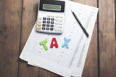 Hesap makinesi, closeup makaleler ve vergi tablo üzerinde kelime