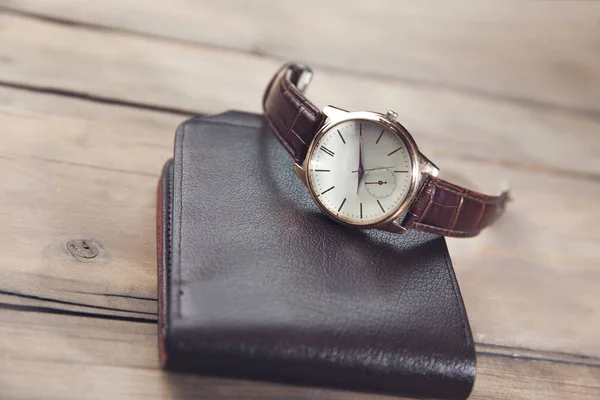 Elegante Reloj Billetera Mesa Madera — Foto de Stock