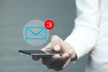 Smartphone ile masaj simgesi tutan adam