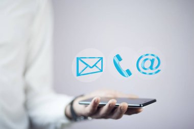 Adam cep telefonu iletişim simgeler süre ile