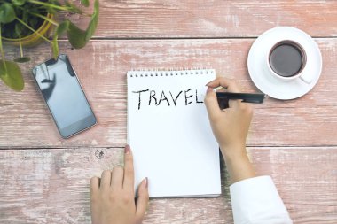 Kadın defter üzerinde seyahat etmek sözcük yazma