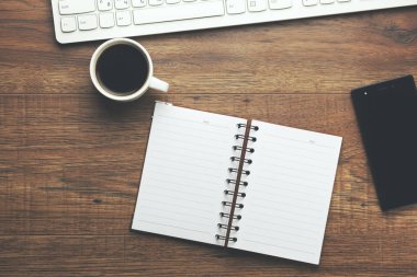 Klavye, Not defteri, telefon ve kahve masada