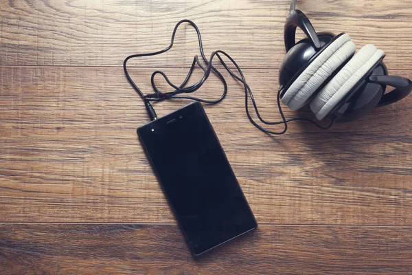 Slimme Telefoon Met Koptelefoon Tafel — Stockfoto