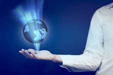 Simge ile iş adamı. dünyada küresel ağ ve veri alışverişi