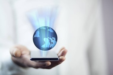adam holding telefon dünya ile. dünyada modern teknoloji