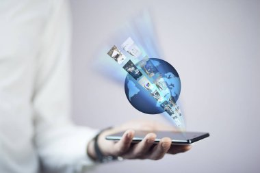 Telefon ile dünya yukarıda tutarak iş adamı. Teknoloji kavramı