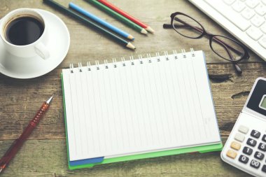 Ofis Masası klavye, malzemeleri, kahve fincanı ve defter