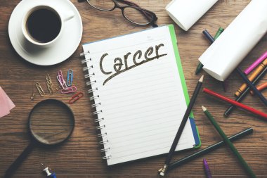 Ahşap masa üstünde defter üzerinde kariyer metin
