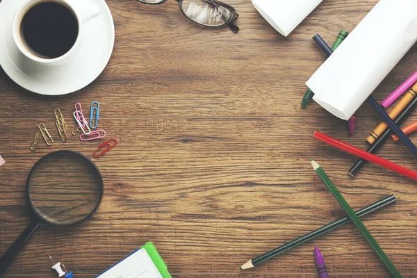 コーヒーと木のテーブルの上にカラフルな鉛筆とノート ブック — ストック写真