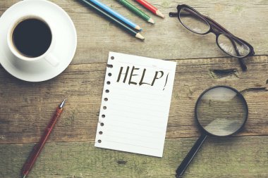 Kağıt ahşap masa üzerinde kelime yardım 
