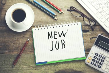 Yeni iş kelime üstünde not etmek. klavye, kahve, kalem masada