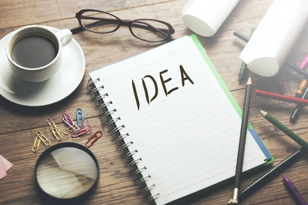 ahşap masa söylememle fikir bir defter