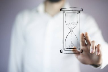 Kum saati dokunmadan elini. İş