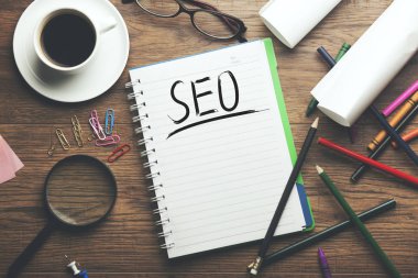 SEO metin üstünde defter üzerinde çalışma tablosu 