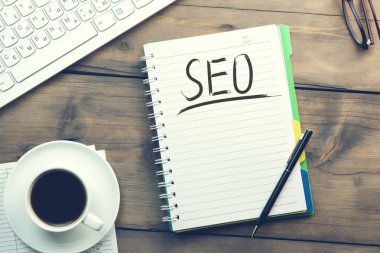 SEO metin üstünde defter üzerinde çalışma tablosu 