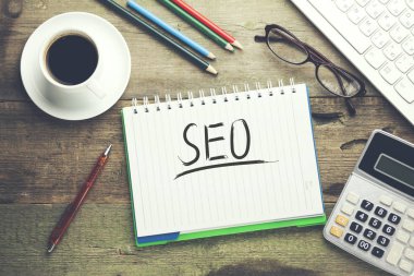 SEO metin dizüstü klavye üstünde okul sırası ile