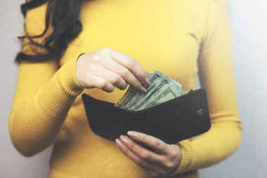 kadın siyah m-cüzdan, dolar ile yakın çekim