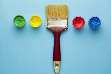 Akrilik boyalar ile fırça 