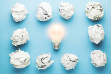 ampul ile masaya buruşuk Kağıt
