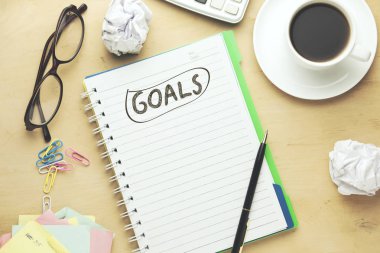 gol metin üstünde defter hesap makinesi ve kahve üstünde okul sırası ile