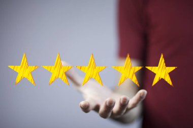 Yıldız sıralaması ile bir işadamı el görünümünü