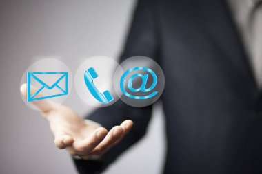 İş adamı el iletisi, telefon ve posta ile işaretle