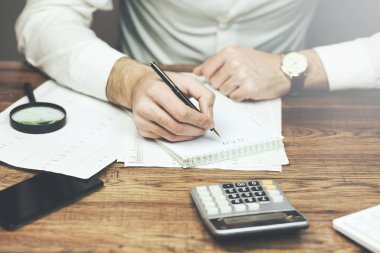 businessmanwriting bir Not bir not defteri