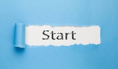 Yırtık kağıt üzerinde yazılı word başlangıç