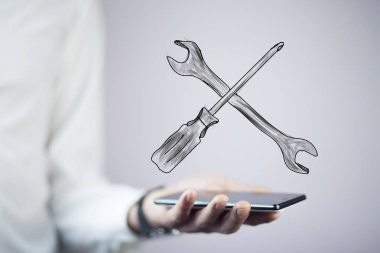 erkek eli ile telefon ve ekran üzerinde araçları  