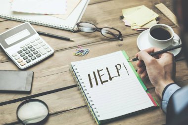 adam yardım metni defter sayfası Kırtasiye ve ahşap masa kahve ile yazmıştır