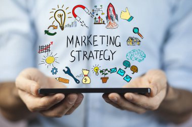 Pazarlama stratejisi tablet yukarıda ile genç işadamı
