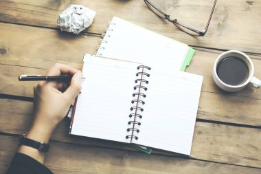 kadın eli kalem defter ve kahve masada ile