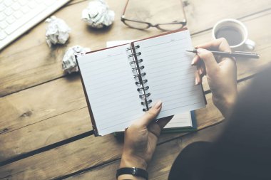 kahve masada, defter kalem tutan kadın