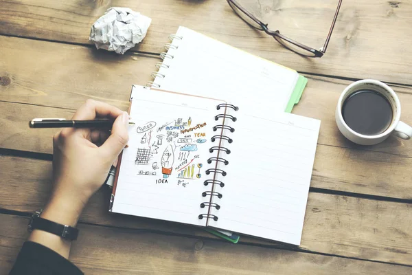 Vrouw Plan Puttend Uit Notebook Koffie Tafel — Stockfoto