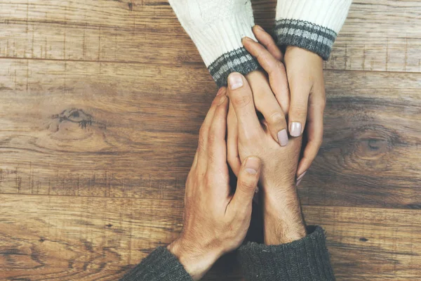 Hombre Una Mujer Tomados Mano Una Mesa Madera —  Fotos de Stock