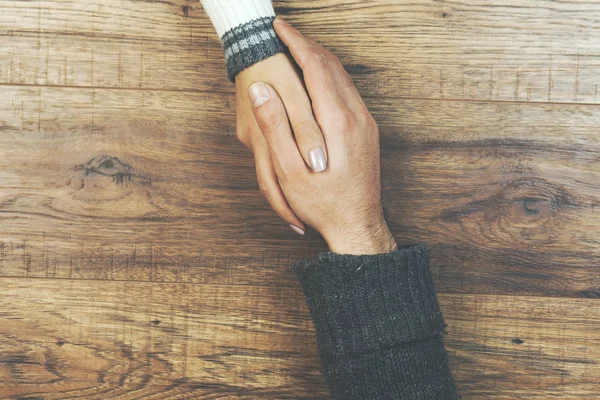 Hombre Una Mujer Tomados Mano Una Mesa Madera —  Fotos de Stock