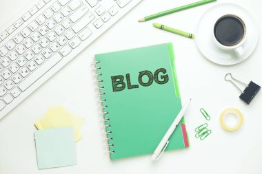 defter ile klavye ve kahve tablo üzerinde blog metin