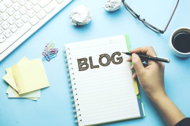 defter ile klavye ve kahve tablo üzerinde blog metin