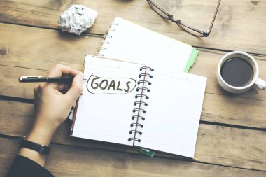 kadın not etmek üstünde gol metin yazmıştır 