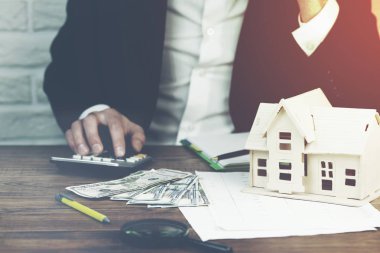 hesap makinesi ev modeli ve tablo üzerinde para el