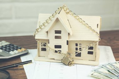 Kilit ve masada belgelerdeki zinciri ile ev