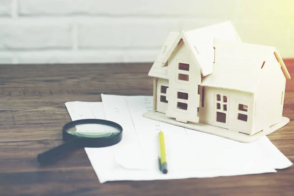 Huis Model Met Vergrootglas Documenten Tafel — Stockfoto