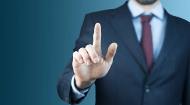 İş adamı onun parmak işaret mavi elbiseli