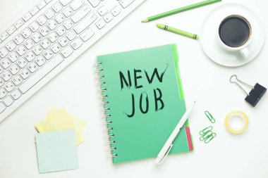 Not etmek üstünde tablo üzerinde yeni iş metin