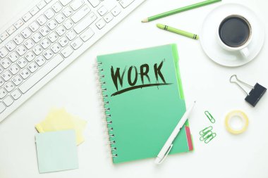 metin notepad ile masa üstünde klavye üzerinde çalışmak