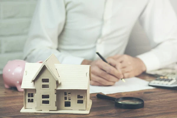 Iemands Hand Met Pen Huis Houten Tafel — Stockfoto