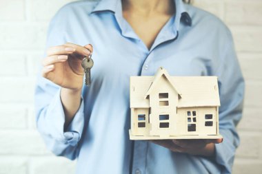 iş kadını ile anahtar ve ev modeli