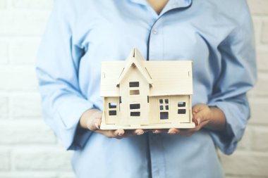 Ahşap ev modeli ona teslim sunan kadın